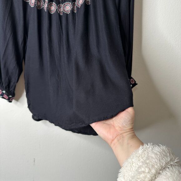 Velvet By Graham & Spencer Eva Black Peasant Top Pastel Embroidered Neck XS - Picture 9 of 16